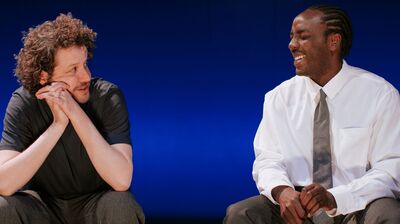 Thomas Höppener en Fjodor Jozefzoon praten met elkaar in de rol van Kevin en Bryan