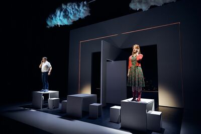 Alex Klaasen en Noortje Herlaar in het decor van Stoornis of my life.