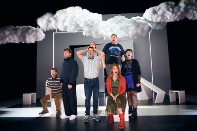 Cast van Stoornis of my life in het decor met wolkjes erboven