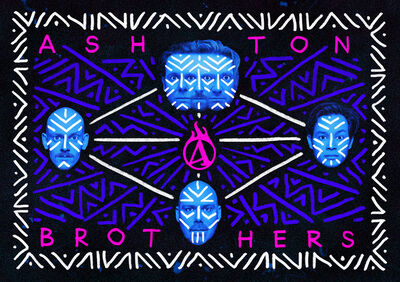 Grafische poster met vijf blauwgekleurde gezichten met witte, geometrische schmink, symmetrisch gerangschikt rond een roze vlam- of A-vormig symbool in het midden. Op de zwarte achtergrond staan Blauwe en witte, zigzagachtige patronen. Bovenaan staat in roze letters “ASHTON” en onderaan “BROTHERS”.