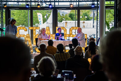 Burgermeester Jack Mikkers aan tafel bij Minou Bosua en Thijs van de Meeberg tijdens Stadsgasten in september 2025