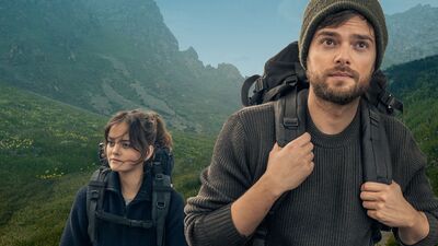 Twee wandelende mensen in de bergen