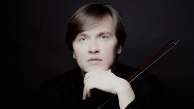 Violist overbelicht op zwarte achtergrond als portretfoto
