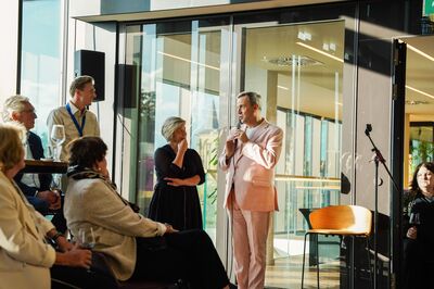 directeur IVC spreekt vrienden toe