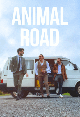 Drie mannen in stijlvolle kleding staan lachend naast een witte camper op een weg, met de tekst "ANIMAL ROAD" bovenin.