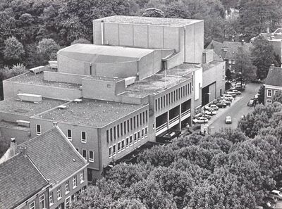 Bovenaanzicht oude Theater aan de Parade in zwart-wit