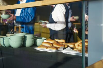 Vrienden eten worstenbroodjes