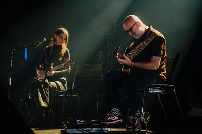 Cato en Anton met gitaar in de handen op het podium