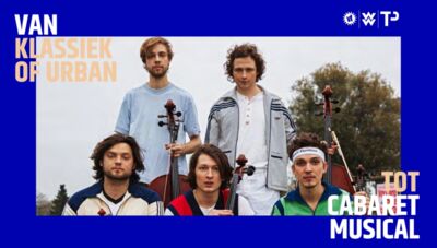 Groep muzikanten poseren buiten met instrumenten, achtergrond in een neutrale kleur met tekst over een evenement.