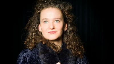 Vrouw met krullen die omhoogkijkt het licht in