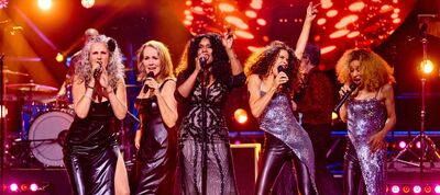 De band van Donna's Hot Stuff swingend op een podium