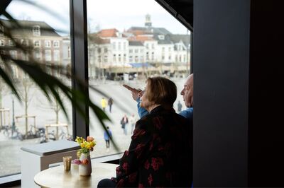 Vrienden genieten van het uitzicht op de Parade