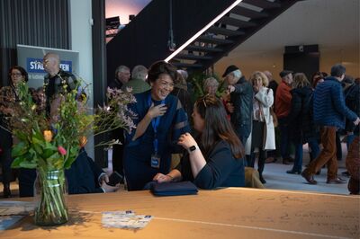 Medewerker in gesprek met vrienden in het theatercafé