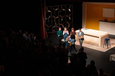 Acteurs krijgen een bloemetje na afloop