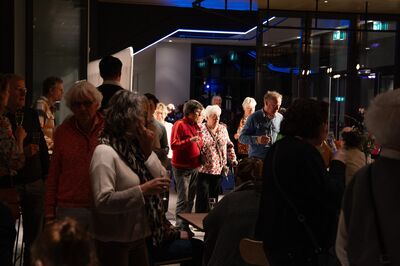 Vrienden borrelen na in het theatercafé