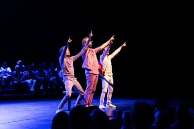 Cabaret groep Jeroens Clan doet act 