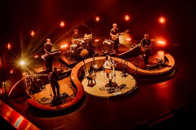 Meau en band op het podium