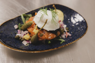 Mooi opgemaakt tartaargerecht op een bord