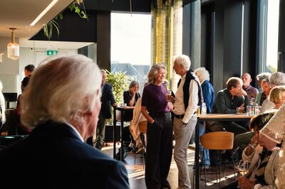 Een groep mensen is verzameld rond een tafel.