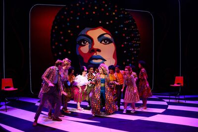 Hairspray met de zwarte leden van de cast die een protestlied zingen