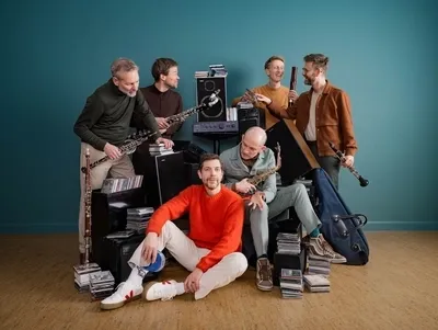 De 5 leden van Calefax met hun instrumenten en Ramsey zittend daarvoor