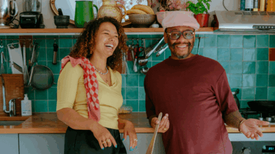 Noni Kooiman en Howard Komproe lachend in de keuken