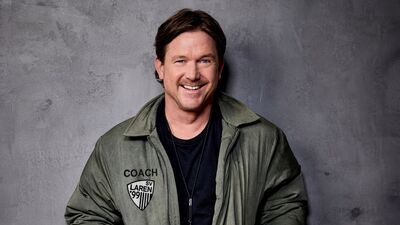 Portret foto van Johnny tegen een beton achterwand