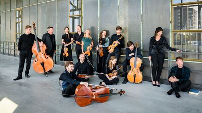 Orkest buiten op een soort industriële achtergrond