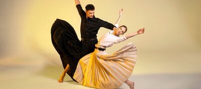 Dansactiefoto van mannelijke en vrouwelijke danser in zwart-witte kleding