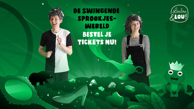 Promotiebeeld met een groene sprookjesachtige achtergrond. Twee vrolijke performers met opvallende, gestileerde kapsels staan links en rechts in beeld. Tussen hen in staat de tekst: “De swingende sprookjeswereld – Bestel je tickets nu!” Rechtsboven staat het logo “Loulou & Lou!”. Onderaan zijn illustraties te zien van een glazen muiltje, een toverlantaarn, edelstenen, een beer en een kikker met een kroontje, wat verwijst naar bekende sprookjes.