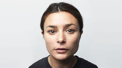 Vrouw close-up gefotografeerd naar het lijkt met een groothoeklens