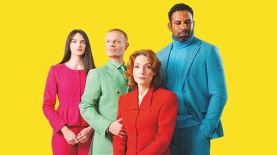 Een familieportret op een felgele achtergrond