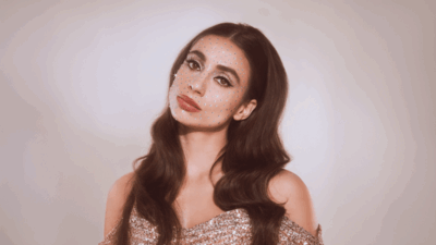 Nona met strasstenen op haar gezicht.