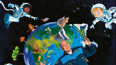 Kleurrijke illustratie van de aarde in de ruimte, omringd door twee zwevende astronauten in witte ruimtepakken. Op en rond de wereldbol staan en zweven verschillende dieren en objecten, zoals een leeuw, een kameleon, een berg met een jak, een vliegtuigje en bloemen. Onderaan staat een lachende astronaut in een blauw ruimtepak die naar de aarde wijst. De achtergrond is een donkere sterrenhemel.