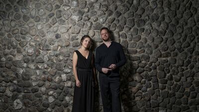 Een duo voor een stenen muur