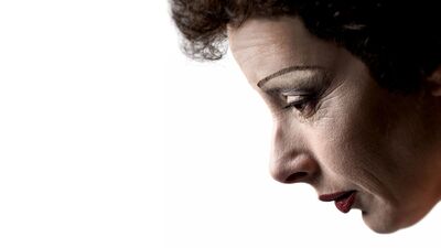 Ingezoomde foto van actrice die Piaf speelt met een traan