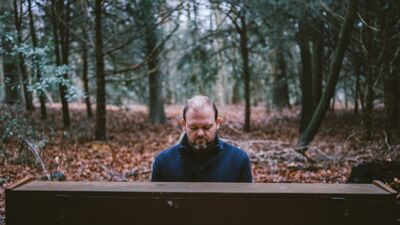 Pianist in het bos