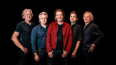 Vijf bandleden van Comig on Strong op een rijtje 