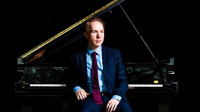 Pianist voor de vleugel op de pianokruk
