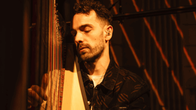 Remy van Kesteren met harp