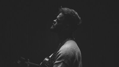 Gitarist in zwart-wit