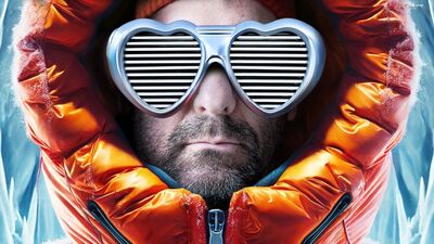 Man met dikke winterjas en hartjes-vorm skibril op