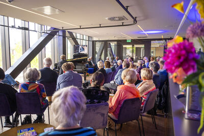 publiek luistert naar painist gezien op de rug