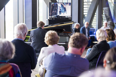 pianist speelt gezien op de rug