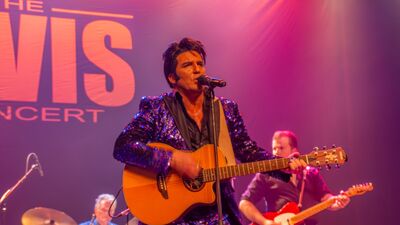 Een Elvis-artiest op een podium.