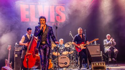 Een Elvis-artiest op een podium.
