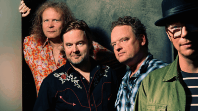 Band The Fortunate Sons tegen een muur leunend