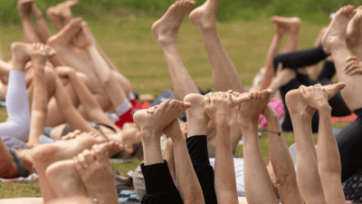 Voetjes in de lucht tijdens een TUINSESSIES-yogaconcert uit 2025