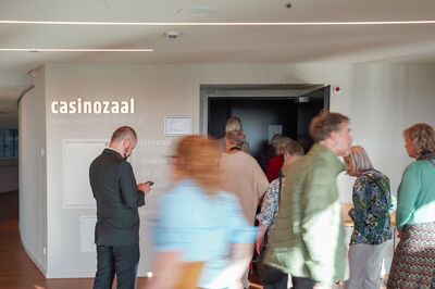 Vrienden lopen de casinozaal binnen