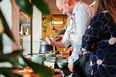 vrienden eten een maaltijd